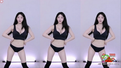Plongez dans l'univers de Nayomi, la séduisante star du porno français