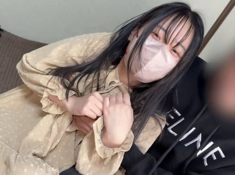 Regardez cette étudiante vietnamienne de 18 ans en plein émoi alors que ses mamelons sont stimulés
