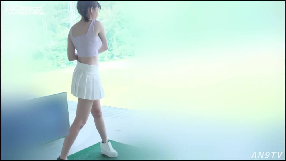 Découvrez cette rencontre coquine sur le parcours de golf : Une sœur séduisante et ses seins neigeux
