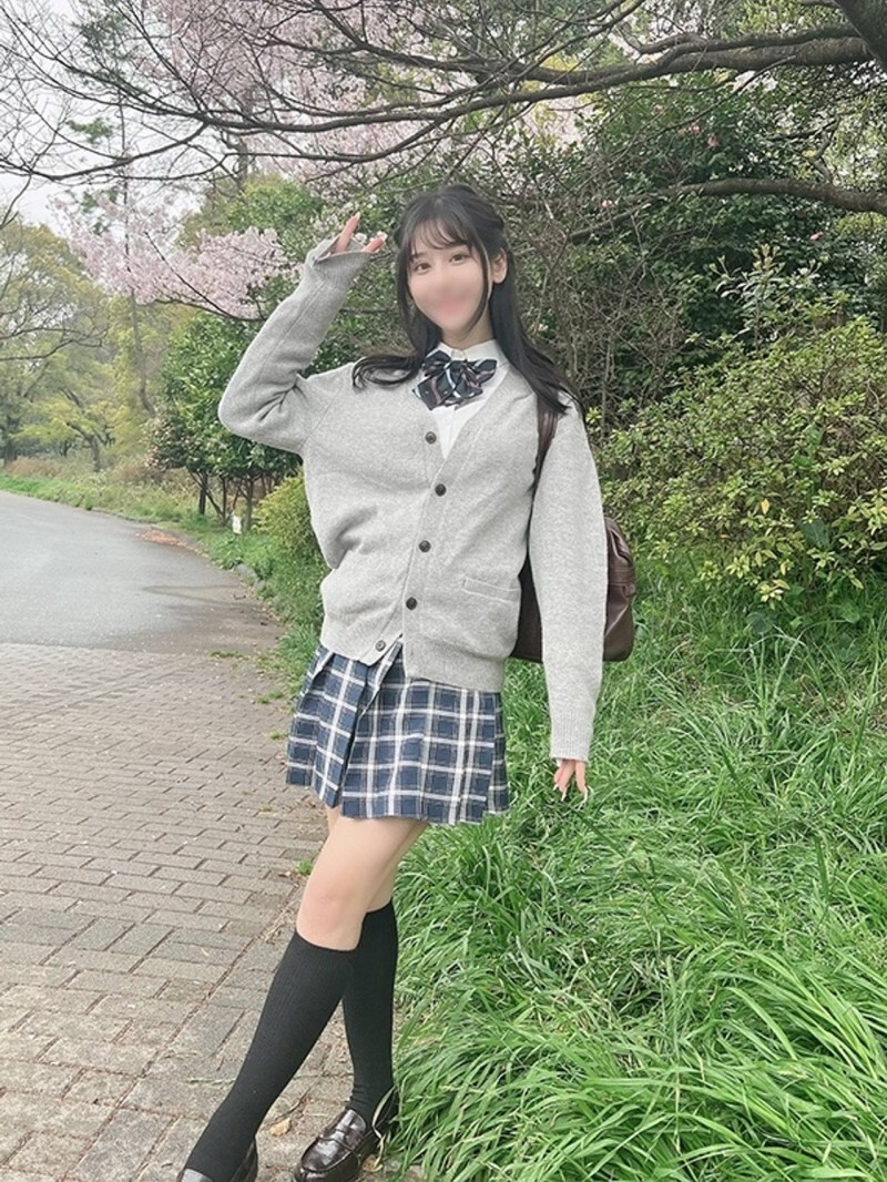 Emi-chan, 18 ans, du club de thé érotique : une beauté fine à la poitrine généreuse