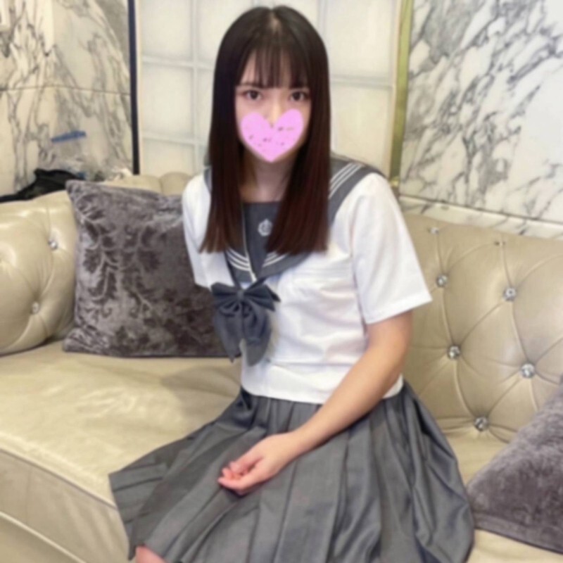 Une magnifique fille en uniforme se transforme en petite chienne soumise et affamée de plaisir
