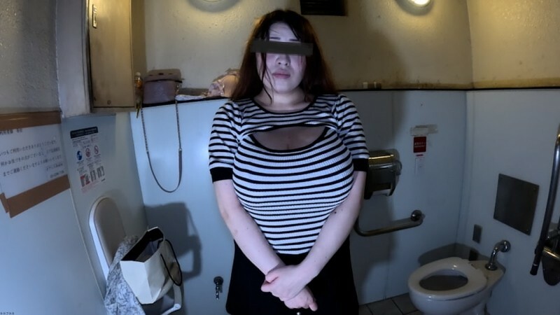 Regardez cette femme enceinte avec une grosse poitrine J-cup dans des toilettes publiques