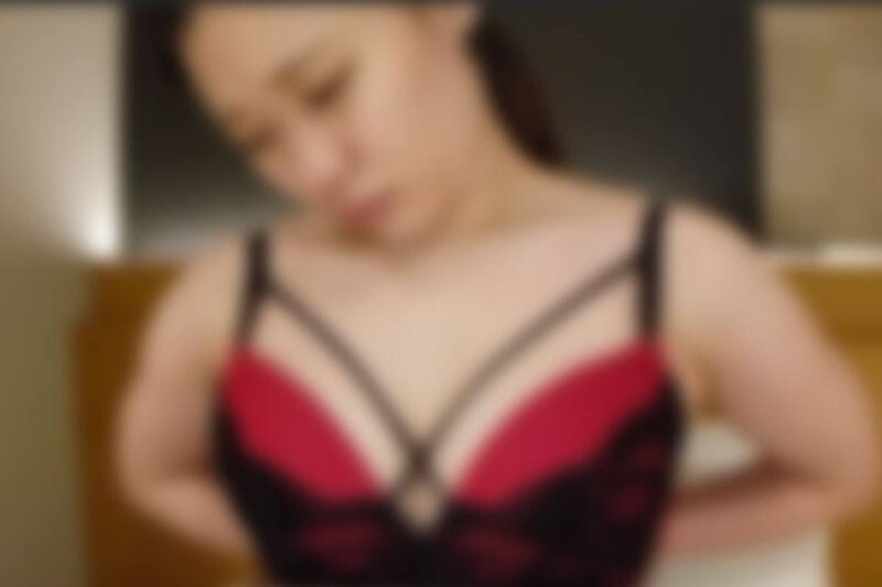 Blonde timide et soumise s'offre dans une séance d'auto-érotisme intense avec éjaculation féminine