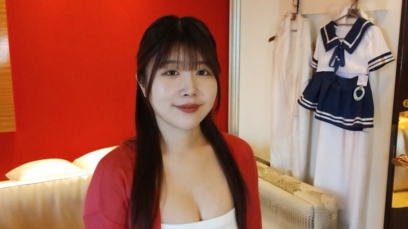 Découvrez la première éjaculation faciale de la femme d'affaires la plus convoitée de l'entreprise