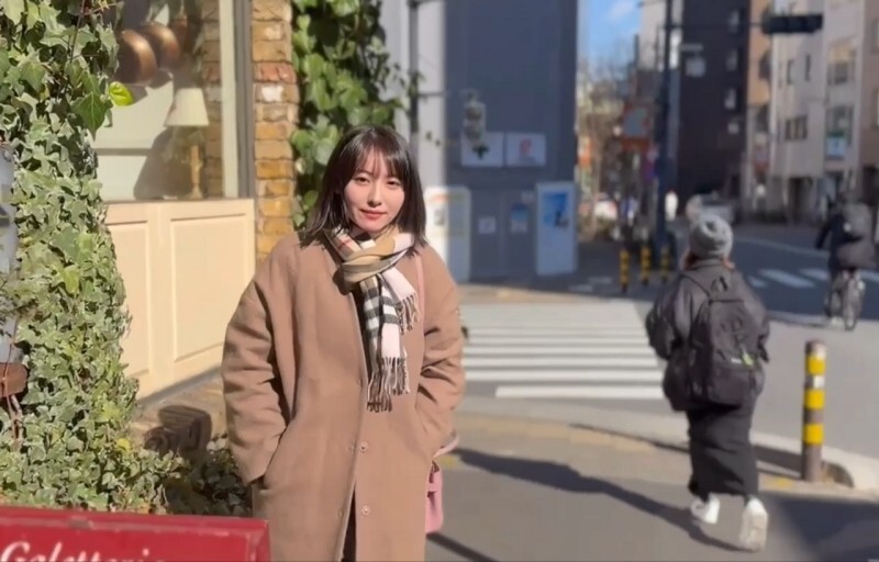 Regardez une fille de 22 ans, détentrice d'un F-cup, en train d'être pénétrée par une grosse bite