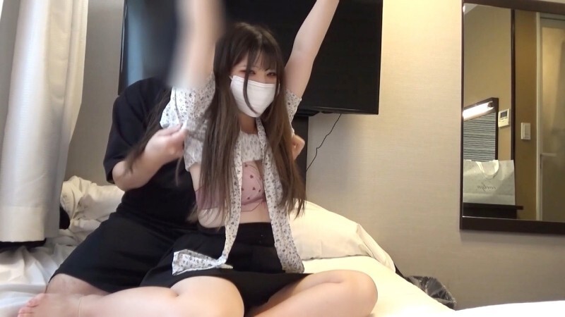 Première apparition torride d'une jeune étudiante de 18 ans à Tokyo, désireuse de percer dans le monde du divertissement pour adultes
