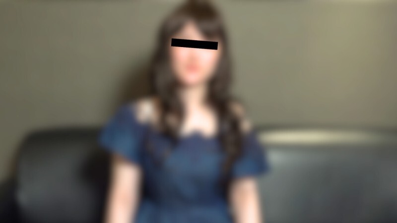 Découvrez cette scène torride : un homme à la poitrine blanche et à la taille E crie et éjacule abondamment