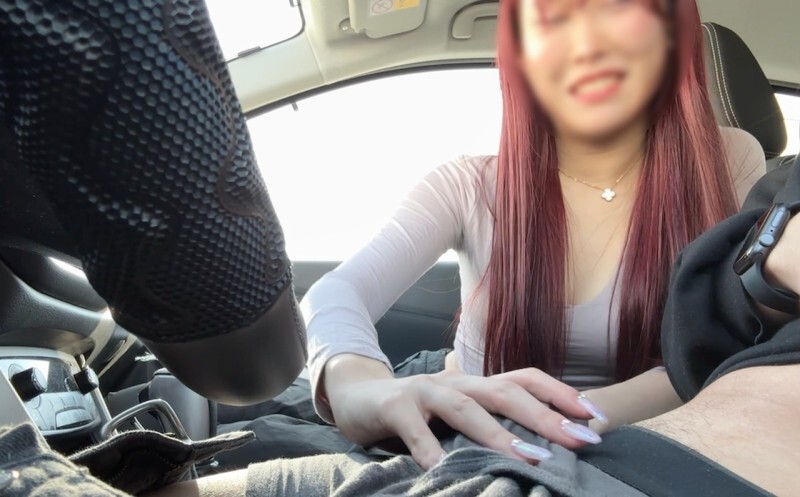 Une expérience torride dans une voiture : une femme à forte poitrine m'offre une branlette et une fellation