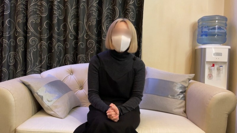 Découvrez cette coiffeuse érotique de 27 ans qui se laisse aller à un long moment de plaisir intense