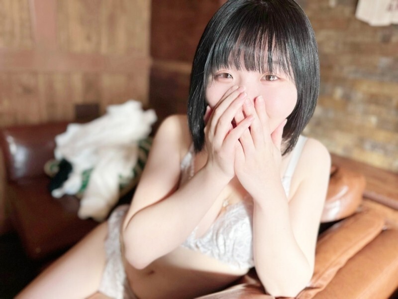 Découvrez notre jeune fille à l'inn d'Kanazawa : Visage de bébé et G-cup naturels !