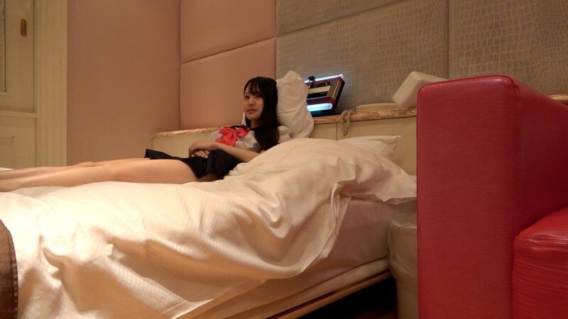 Aoi-chan en uniforme de marin : il met sa tête entre ses jambes, enlève sa petite culotte et lui lèche la chatte