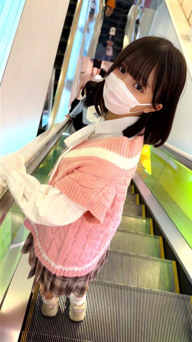 Une jeune fille de 18 ans goûte une boule blanche pour la première fois dans un café d'Akihabara