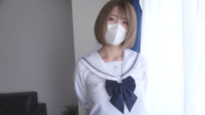 Regardez cette jeune de 19 ans ultra mignonne en uniforme s'en donner à cœur joie !