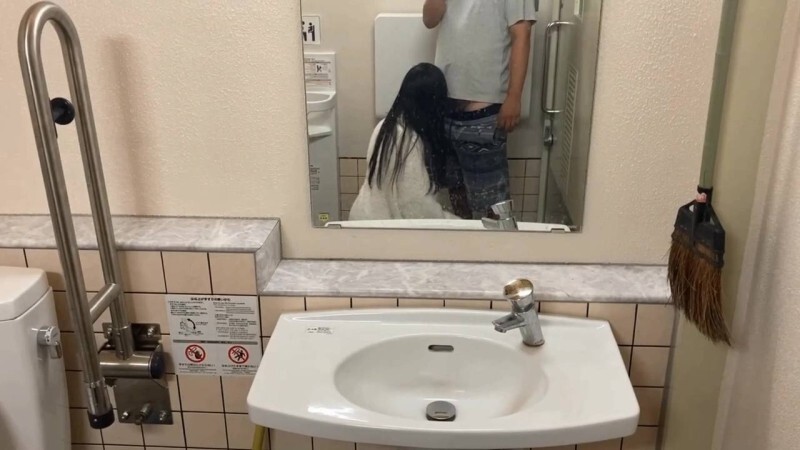 Scandale dans les toilettes de l'entreprise : un employé profite de la vulnérabilité d'une femme enceinte
